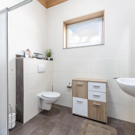 Behindertengerechtes Am Kronenburger Tatil Evi *